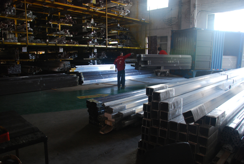 伊盾門窗一線生產員工