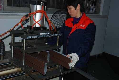 伊盾門窗一線生產員工