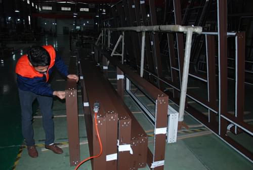 伊盾門窗一線生產員工