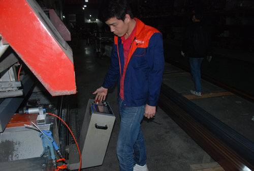 伊盾門窗一線生產員工