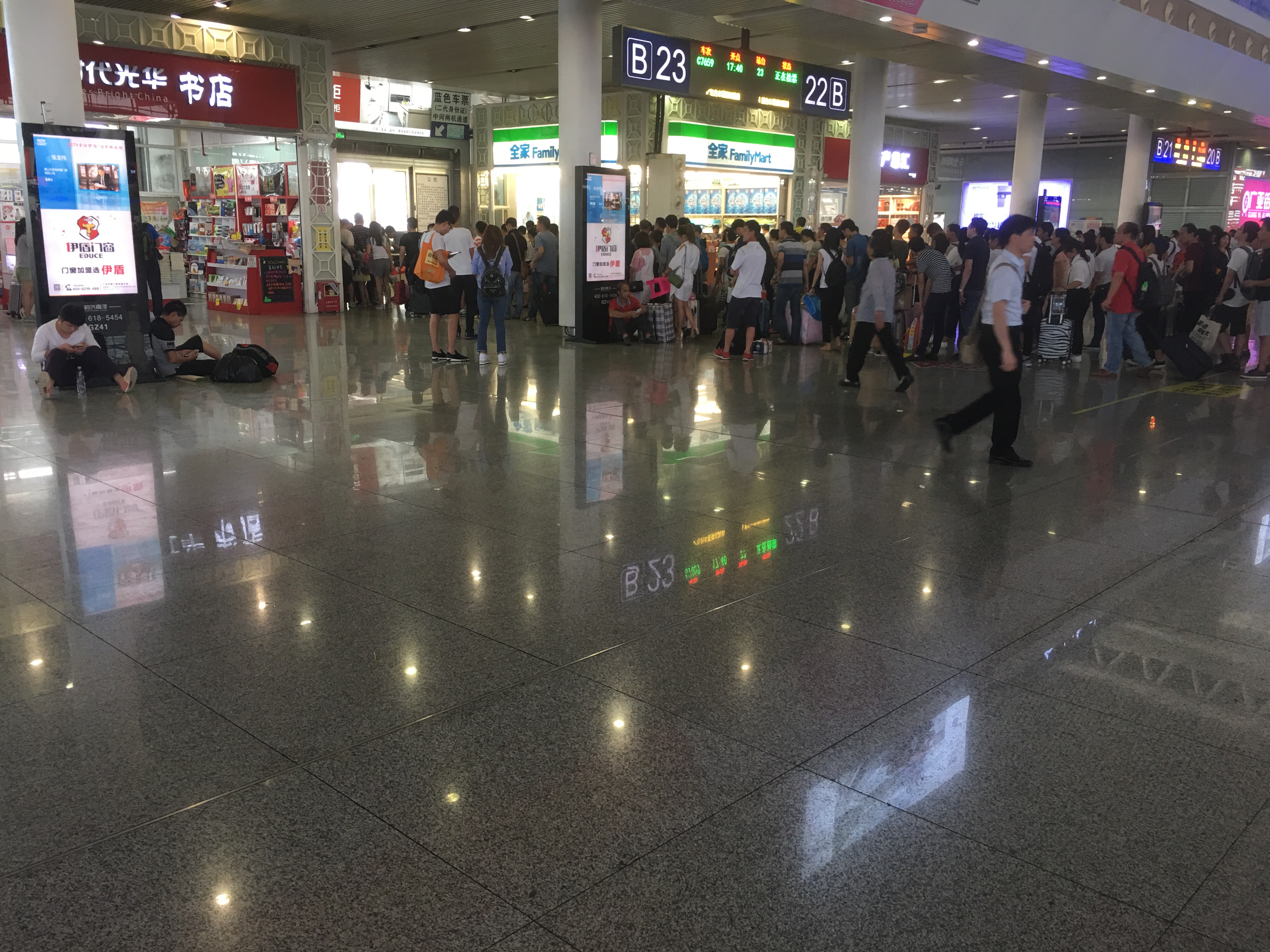 伊盾門窗高鐵廣告